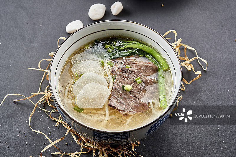 飘着大块牛肉萝卜青菜的兰州拉面图片素材