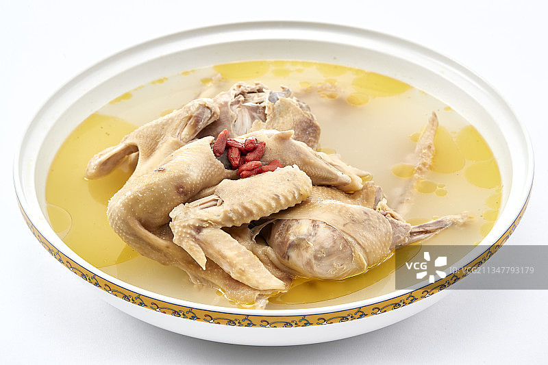 白色瓷盘装的家常清炖枸杞北京油鸡图片素材