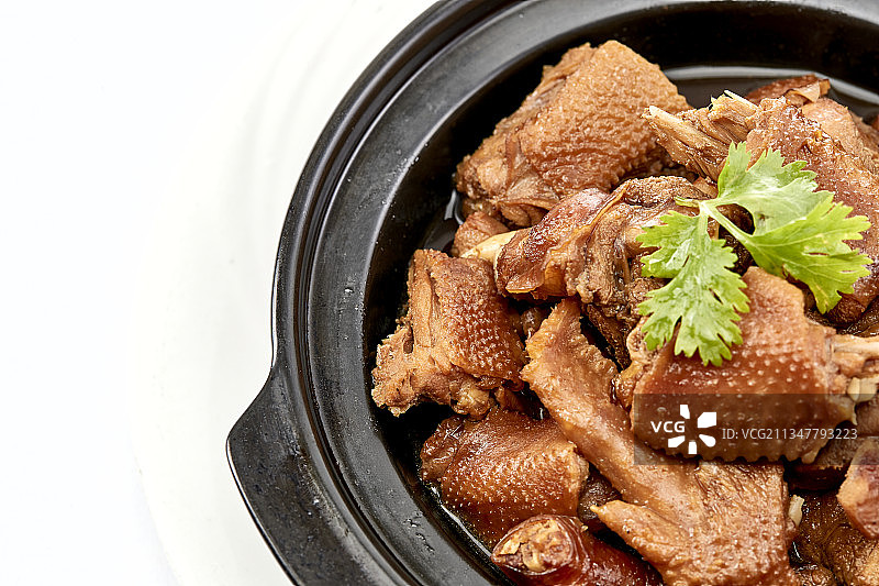 黑色砂锅装的锅烧红焖北京油鸡块图片素材