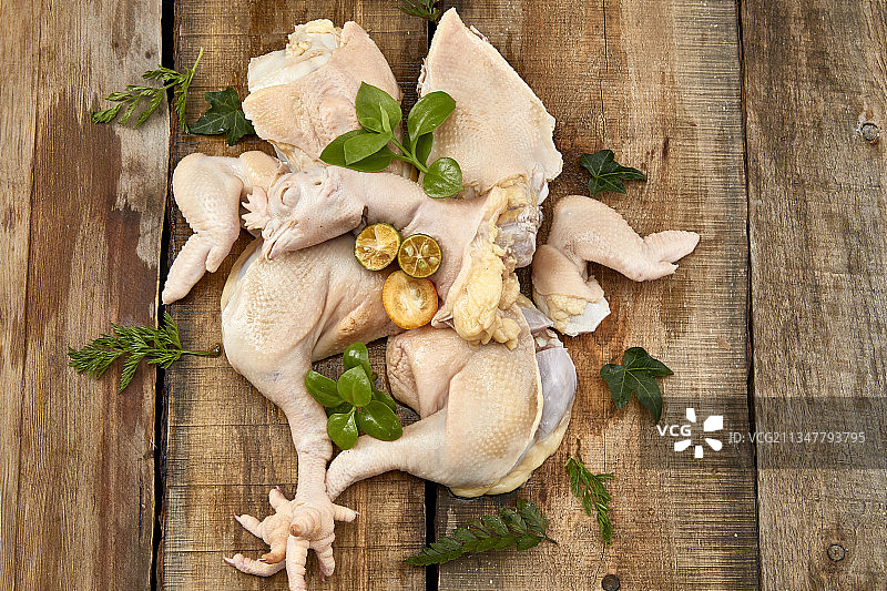 摆放在白色背景上分切好的生鲜鸡腿肉图片素材