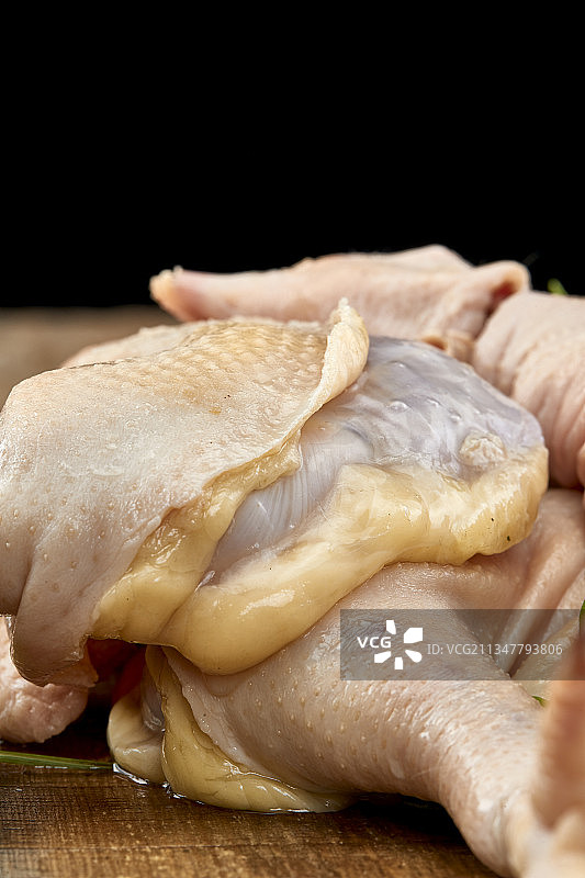 摆放在白色背景上分切好的生鲜鸡腿肉图片素材