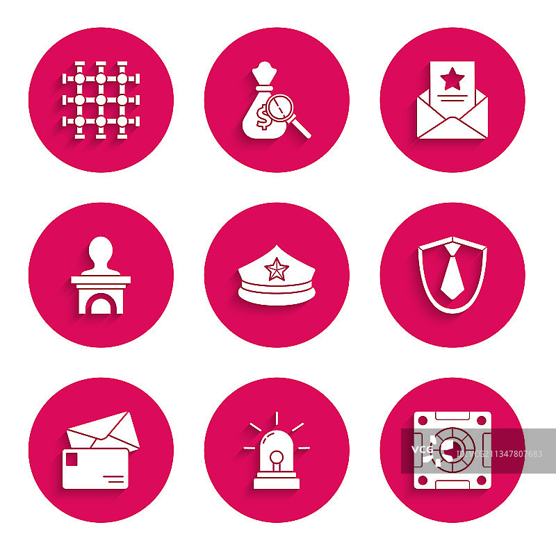 带帽徽的警帽、闪光器和警笛图片素材