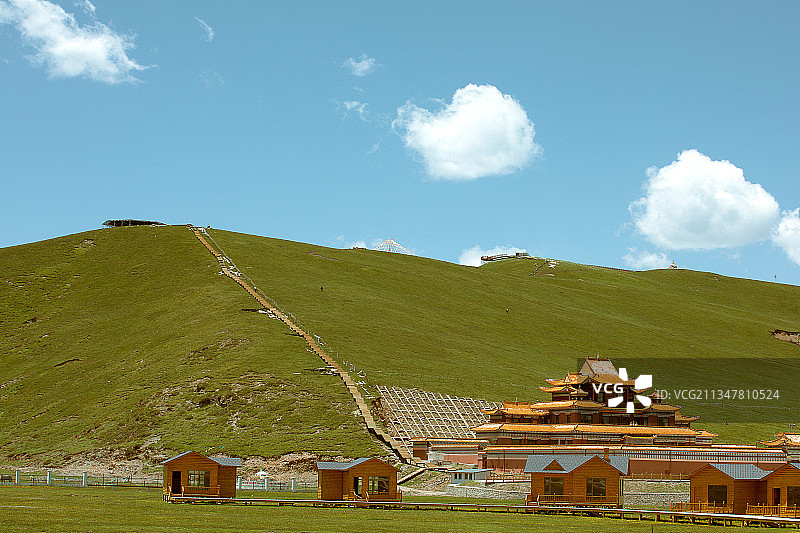 中国青海草原上的寺庙与观景台图片素材