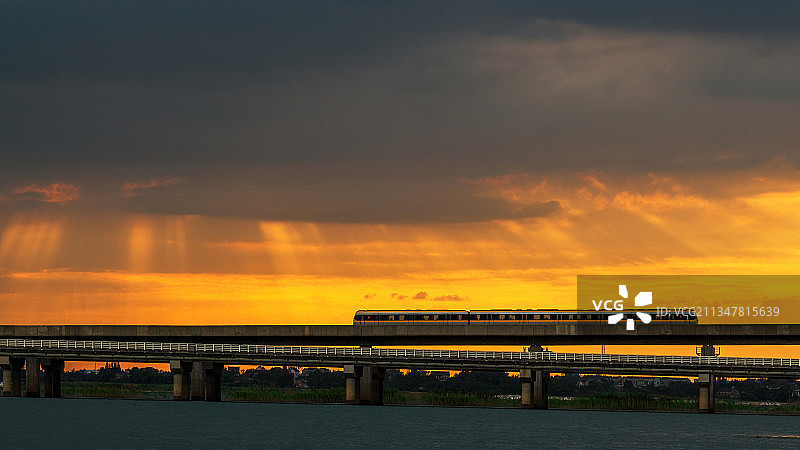开往秋天的地铁图片素材