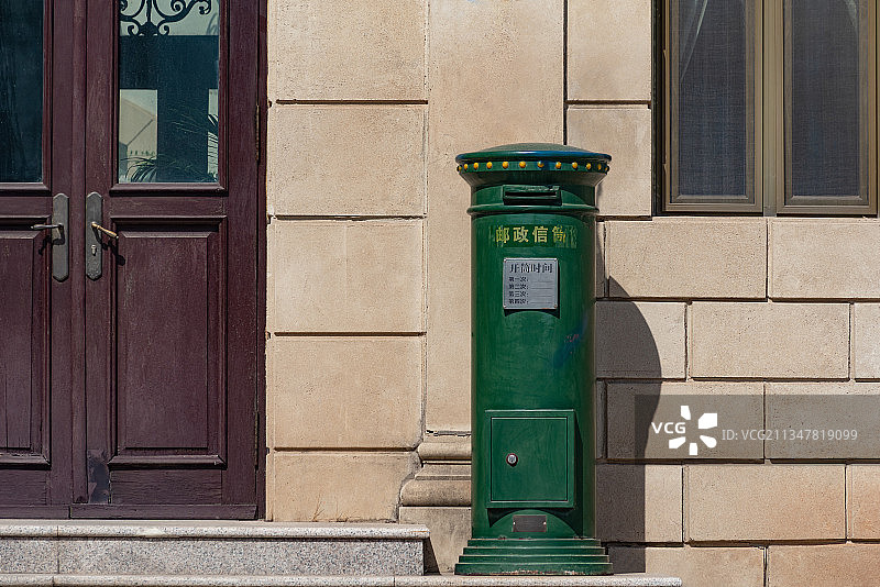 街边怀旧的绿邮筒图片素材
