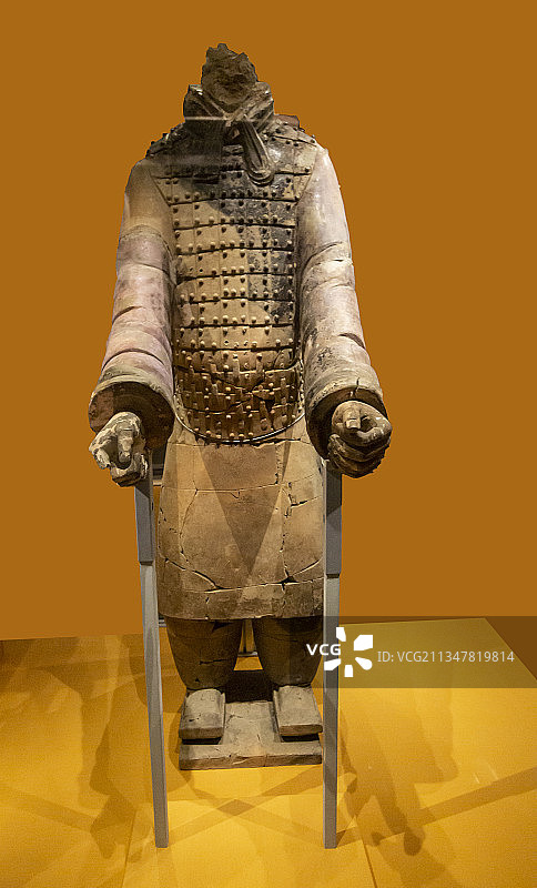 兵马俑：彩绘紫衣御手俑（秦，陕西西安秦始皇帝陵一号坑出土）图片素材