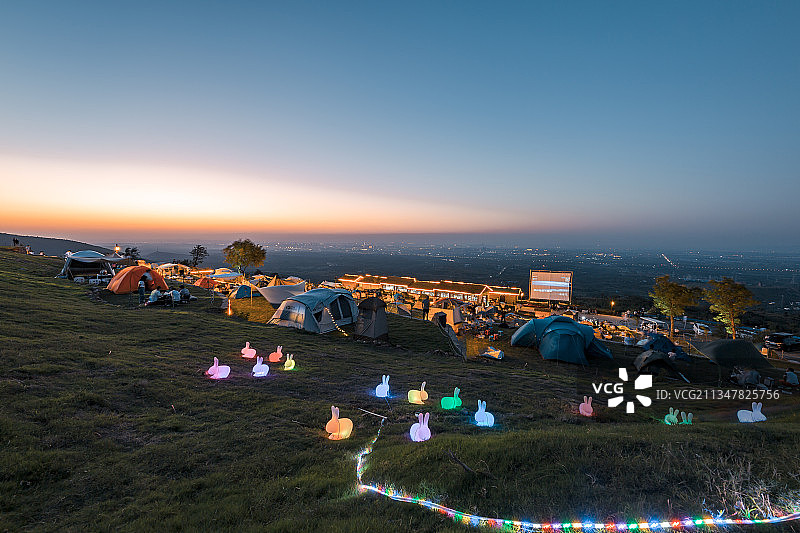 河南省洛阳市伊滨区万安山国家森林公园露营小镇图片素材