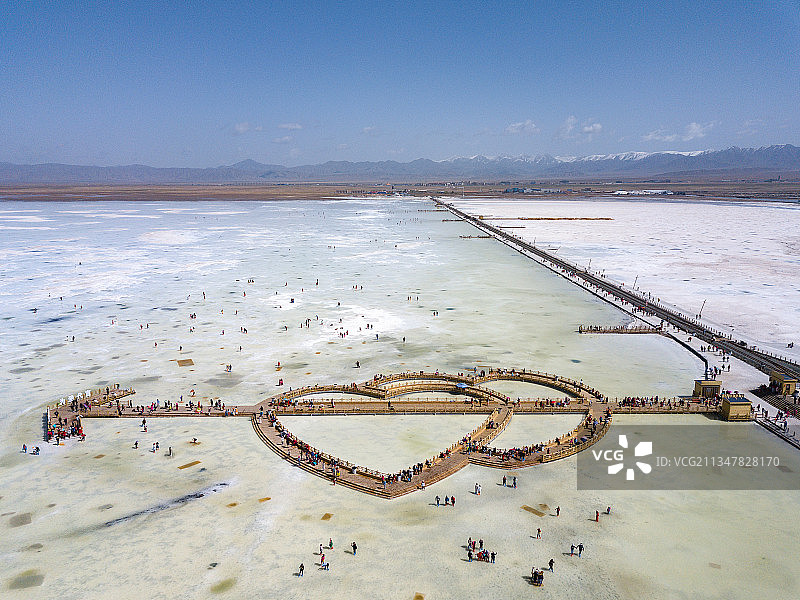 航拍青海省海西州乌兰县茶卡盐湖心形栈桥图片素材