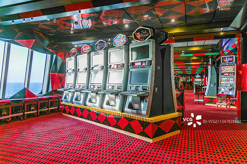 海上游轮里的娱乐设施图片素材