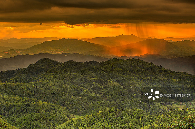 雷雨中的洋峰村丛山图片素材