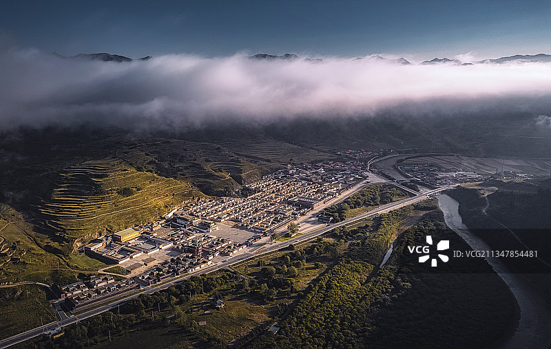 云下西仓寺图片素材