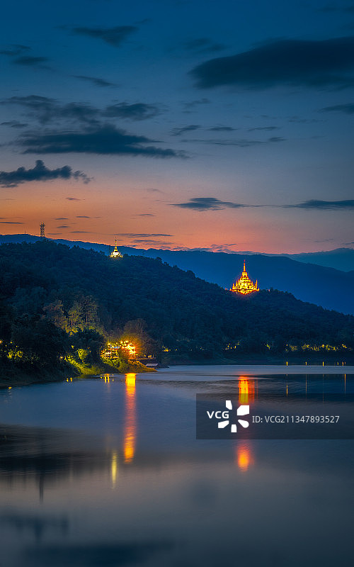 黄昏下的孔雀湖与金塔图片素材