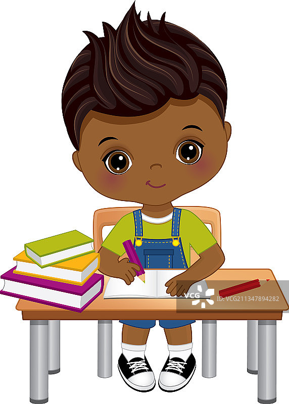 坐在桌旁的可爱小非裔美国男孩图片素材