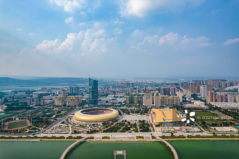 中国河南三门峡夏季城市天际线都市风光航拍视角全景图片素材