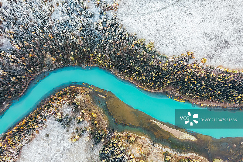 新疆阿勒泰布尔津喀纳斯景区喀纳河月亮湾雪景户外航拍正上方视角图片素材