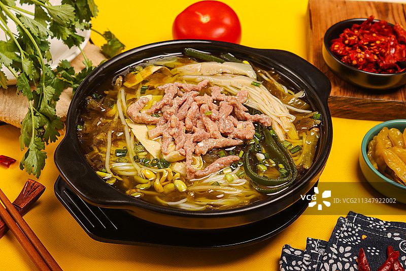 酸菜肉丝砂锅米线图片素材