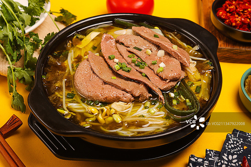 酸菜猪肝砂锅米线图片素材