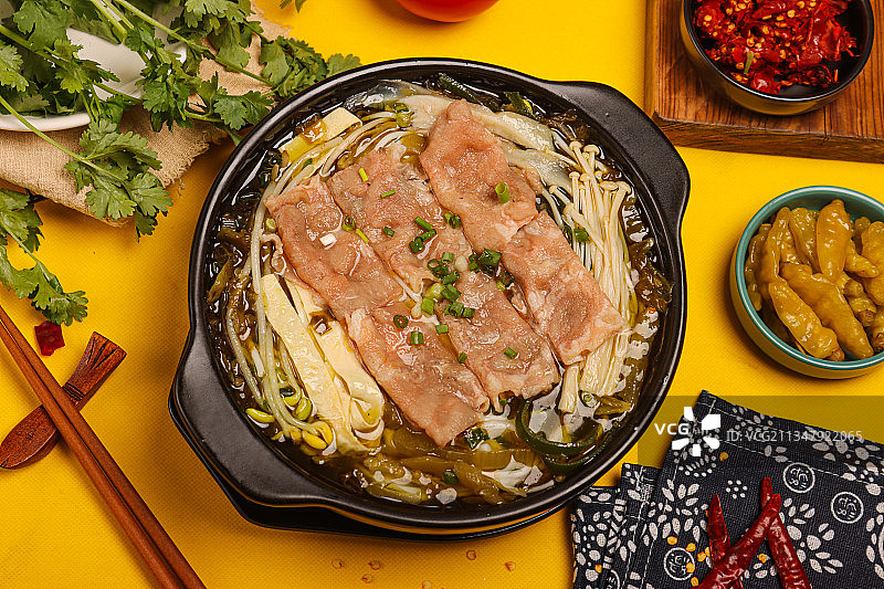 酸菜肥牛砂锅米线图片素材