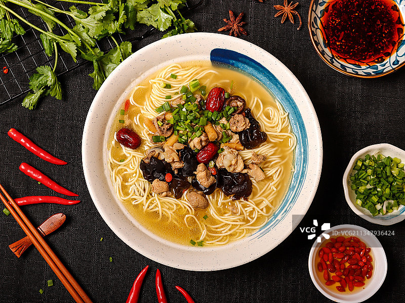 香菇鸡汤小面图片素材