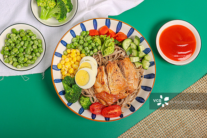 鸡胸肉荞麦面图片素材