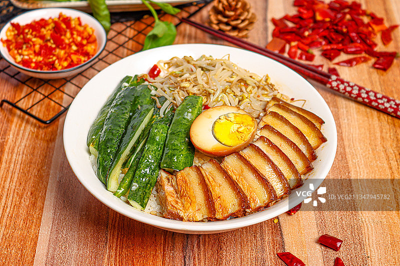 五花肉套饭图片素材