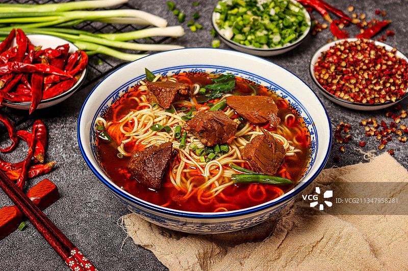 香辣牛肉小面图片素材