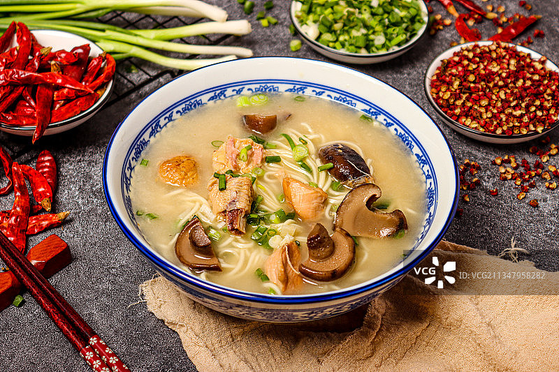 香菇鸡汤小面图片素材