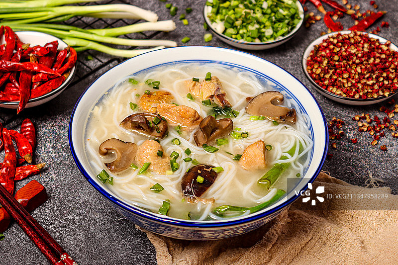 香菇鸡汤米线图片素材