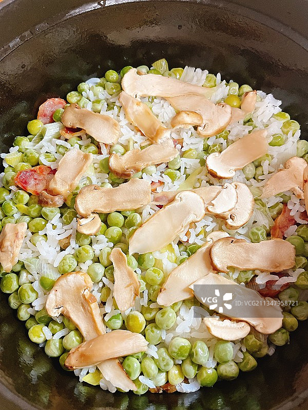 松茸豌豆香肠饭图片素材