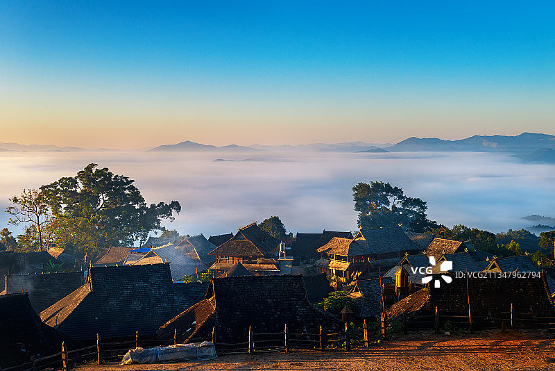 云雾中的翁基古寨图片素材