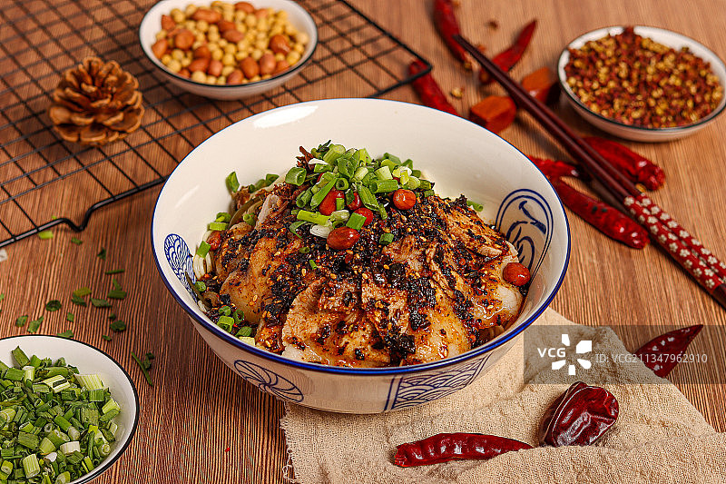 香辣白肉凉面图片素材