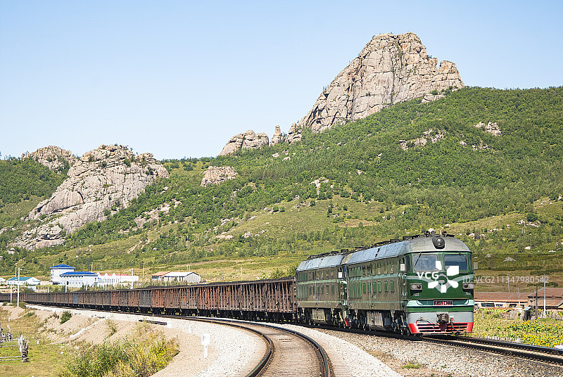 双机DF4机车牵引货车行驶在喇嘛山脚下，滨洲线巴林站图片素材