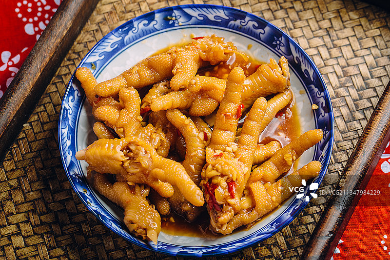 青花瓷碗里的卤味鸡脚图片素材