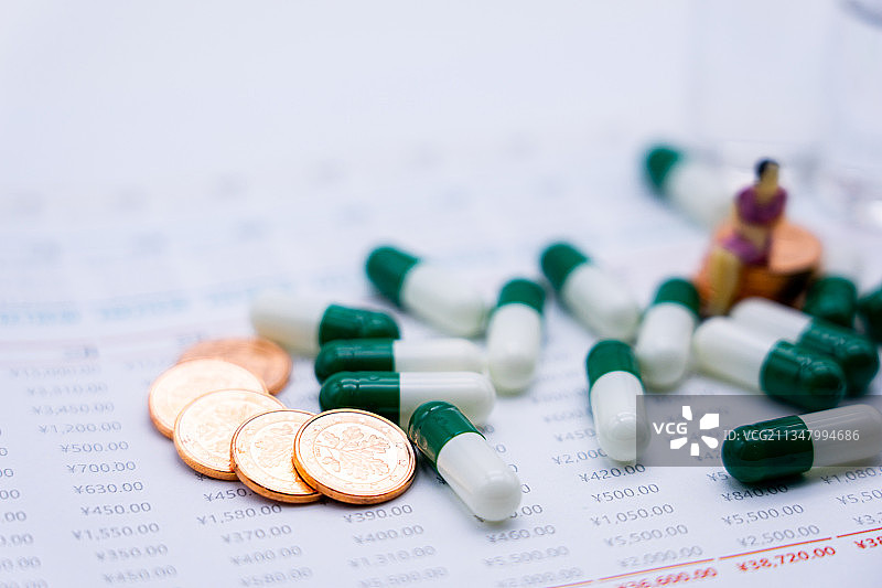 硬币 胶囊和医疗结算单 医保概念图片素材