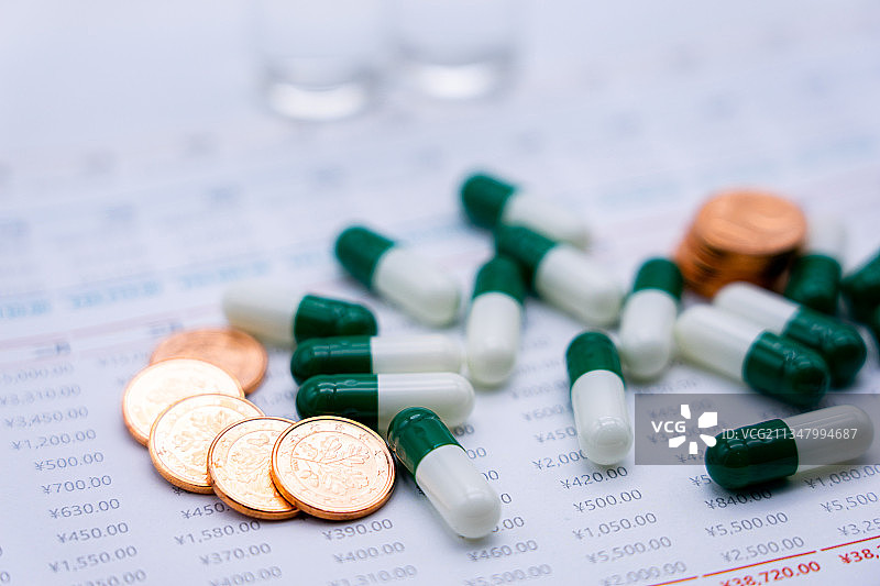 硬币 胶囊和医疗结算单 医保概念图片素材