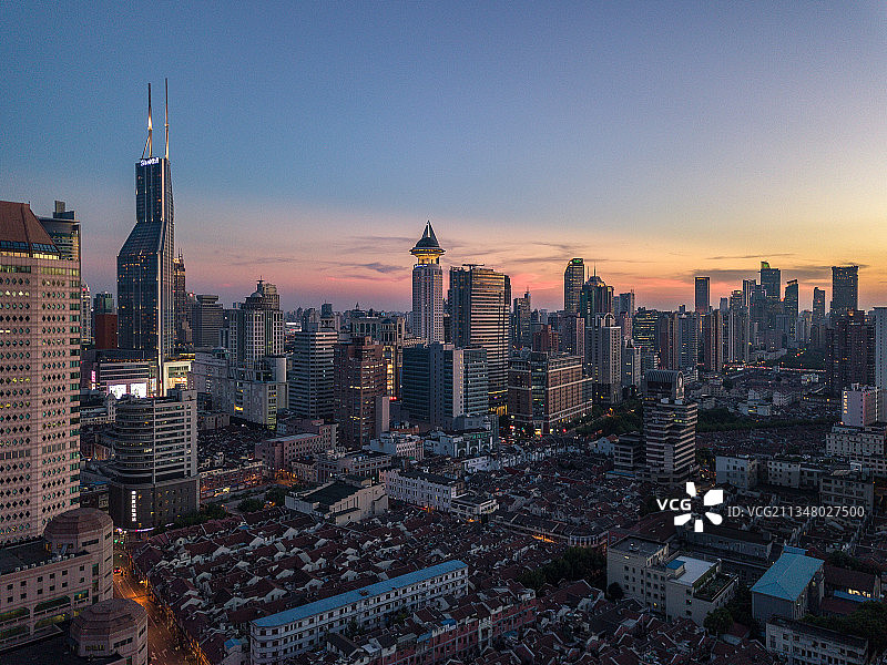 航拍晚霞中的上海浦西天际线图片素材