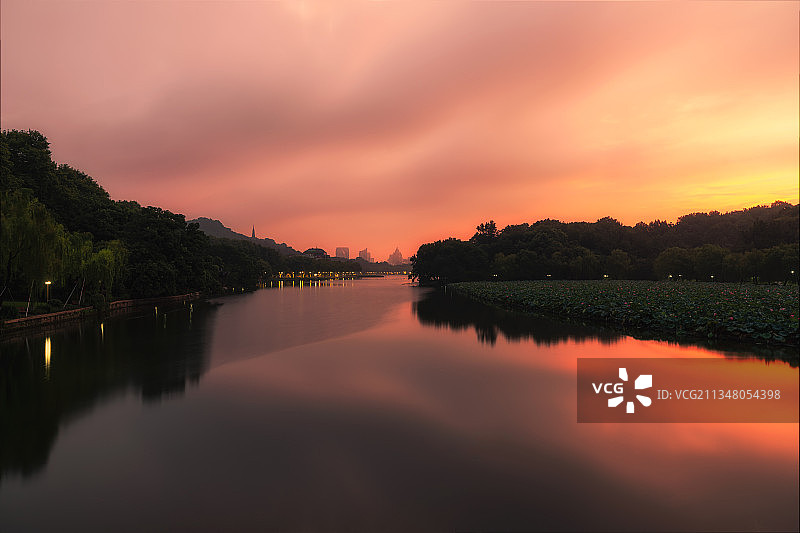 霞染西泠—杭州西湖白堤西泠桥日出朝霞图片素材
