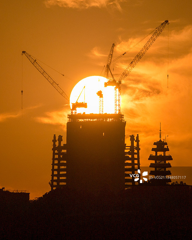 日落陆海国际中心与瞰胜楼图片素材