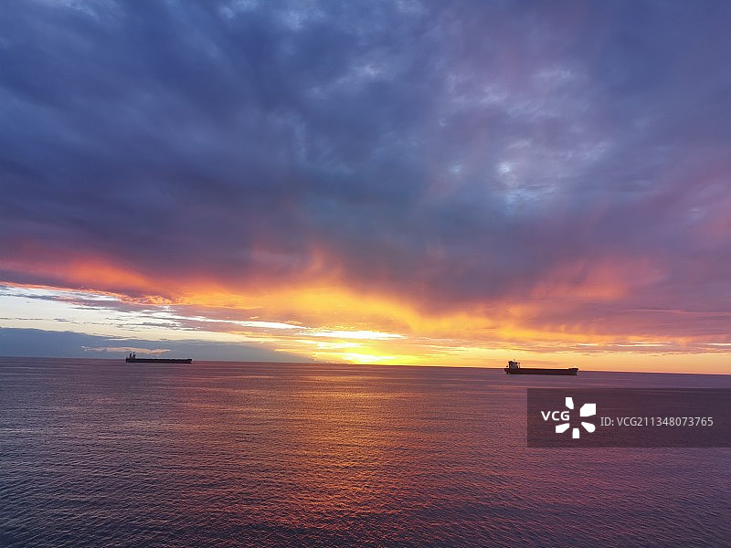日落时，海景映衬着戏剧性的天空图片素材