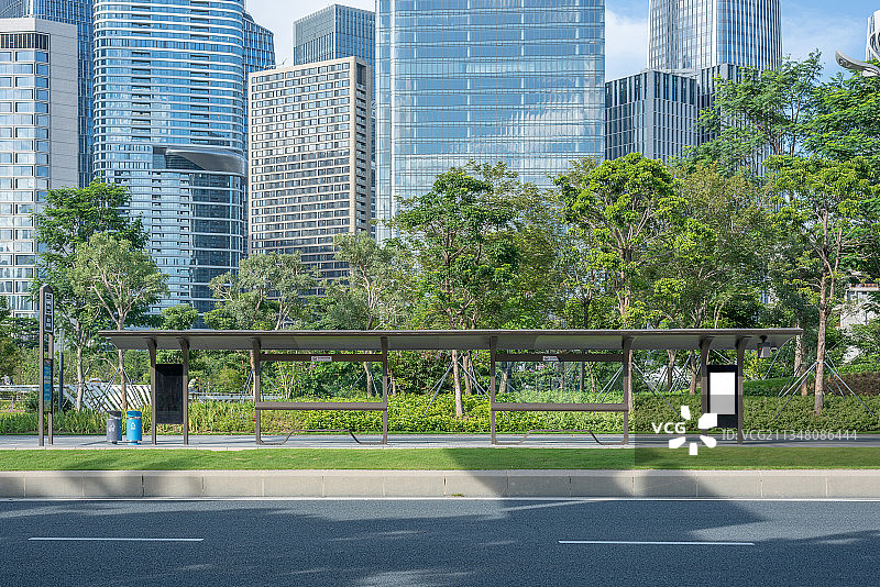 城市建筑群和公交车站站台图片素材