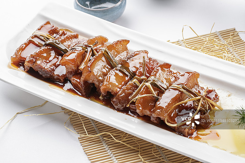 浇汁红焖脆皮五花肉图片素材