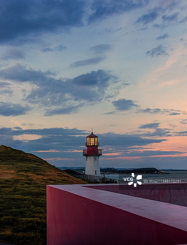 夕阳下的灯塔图片素材