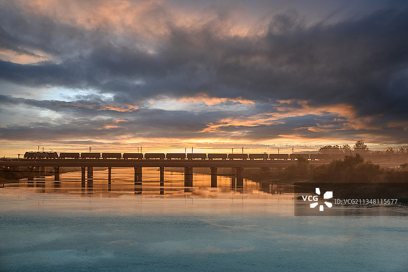夕阳下的铁路桥图片素材