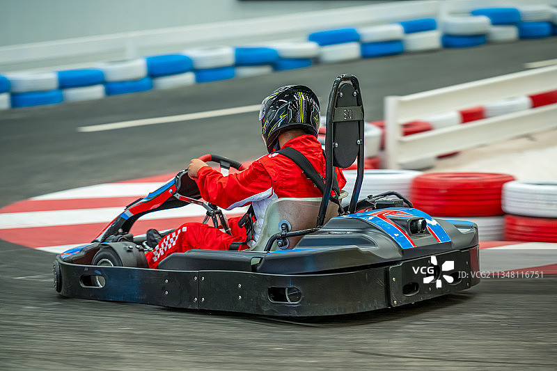 卡丁车游乐场赛道上的卡丁车图片素材
