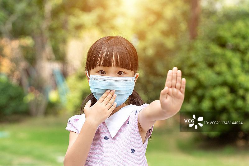 户外戴口罩的小女孩图片素材