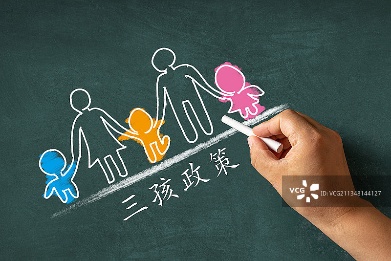 黑板上手绘的一家五口图案图片素材