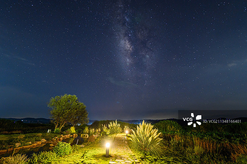 云南省红河州石屏县异龙湖畔的夏季星空图片素材