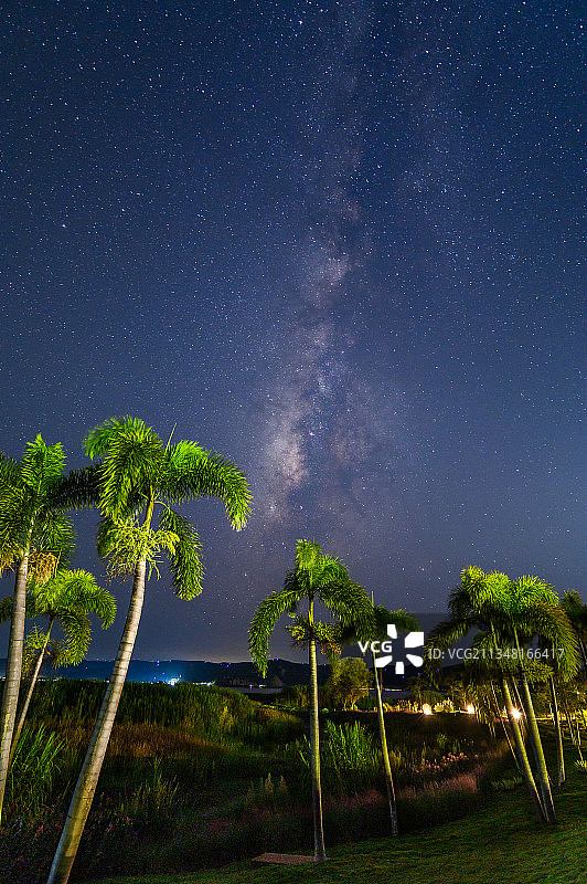 云南省红河州石屏县异龙湖畔的夏季星空图片素材