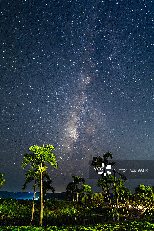 云南省红河州石屏县异龙湖畔的夏季星空图片素材