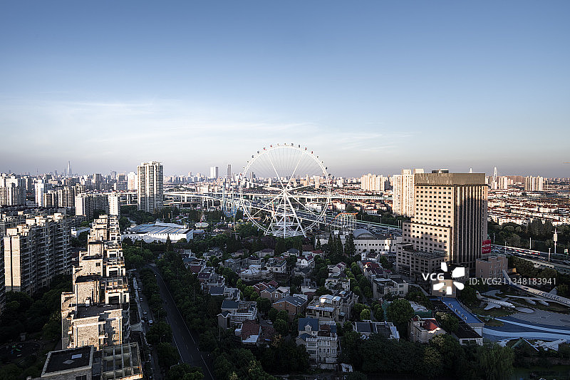 上海市中心的游乐园锦江乐园摩天轮过山车图片素材